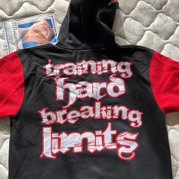 Large Red/Black sweater - Picture 4 of 4